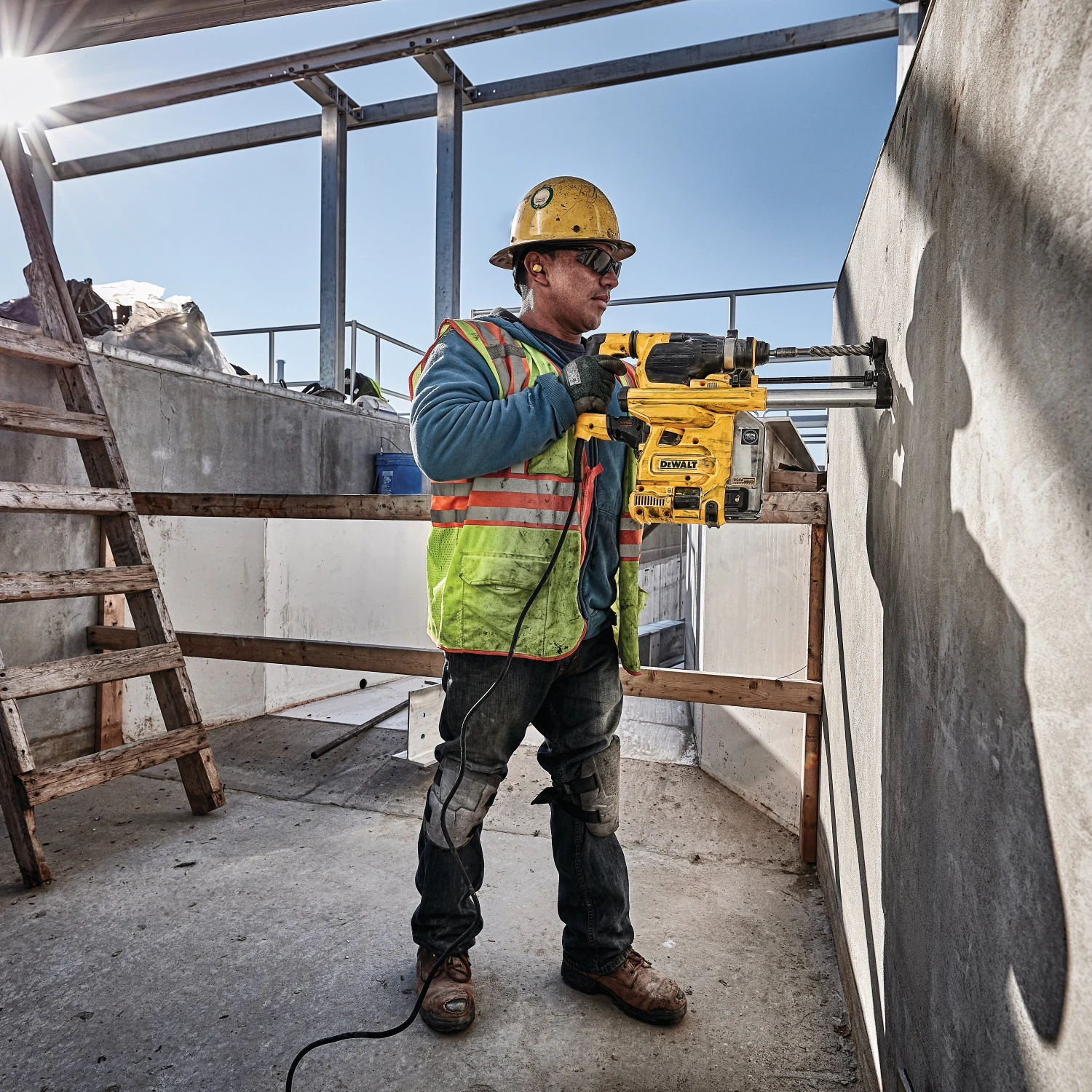 DeWalt D25333K 1-1/8" SDS Plus Rotary Hammer Kit 3 DeWalt D25333K 1-1/8" SDS Plus Rotary Hammer Kit - Image 3