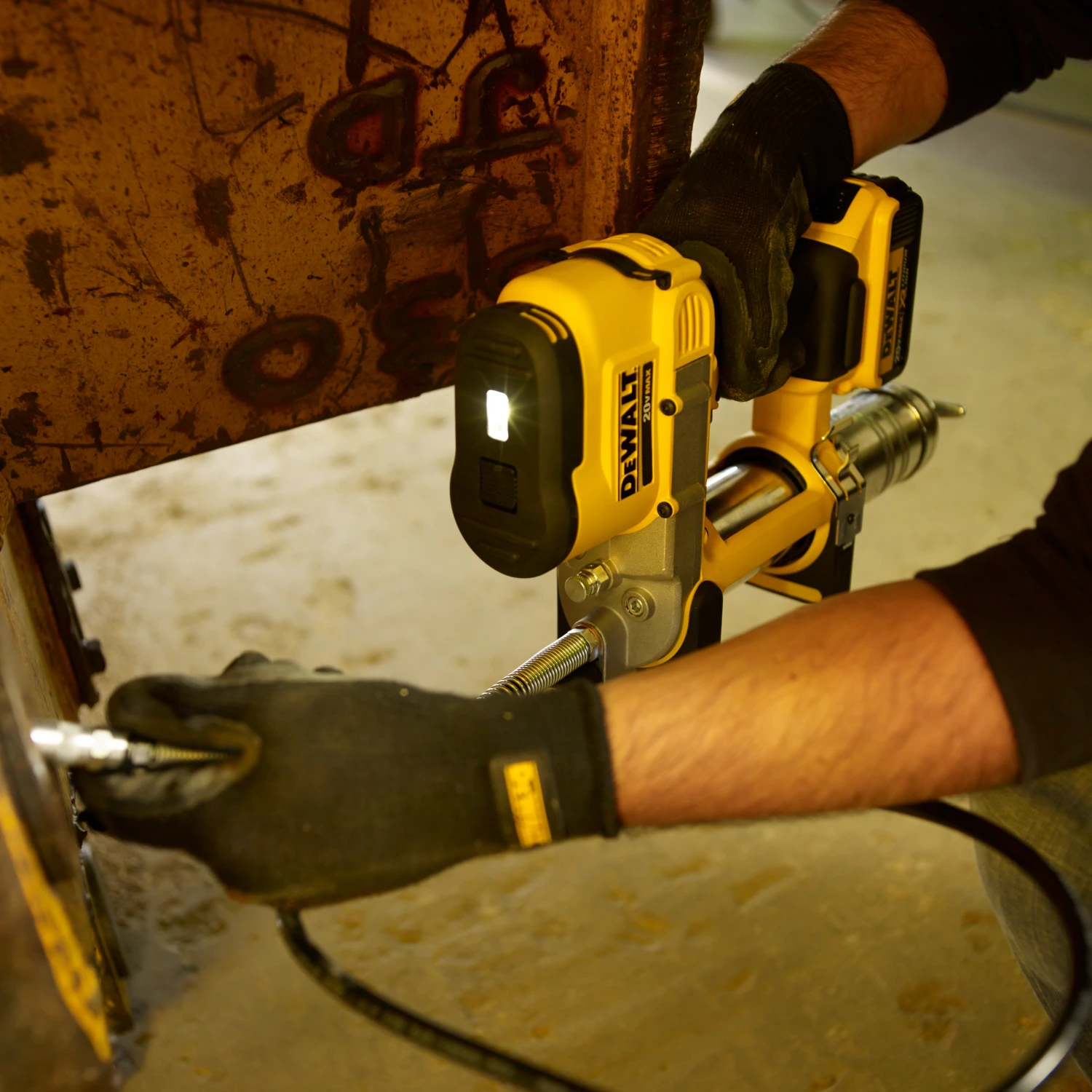 DeWalt DCGG571M1 Cordless Grease Gun Kit 4 DeWalt DCGG571M1 Cordless Grease Gun Kit - Image 4